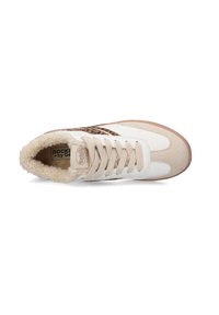 Beige Sneakers aus strukturiertem Wildleder und glattem Leder, mit einem Kragen aus Kunstfell, Schnürung und dezenten Leopardenmuster-Akzenten.