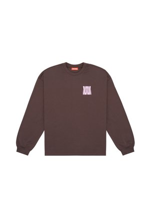 Chemise marron à manches longues avec un logo stylisé "WW" rose sur la poitrine gauche et un col rond avec des poignets aux manches.
