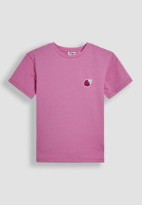 Camiseta de algodón rosa con cuello redondo, mangas cortas y un pequeño diseño bordado de fresa en el lado izquierdo del pecho.