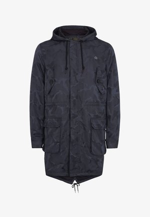 Ciemnoniebieska parka w kamuflażu, długa, z kapturem, zamkiem z przodu, zapięciem na guziki w kieszeniach i regulowanymi sznurkami w kapturze oraz u dołu.