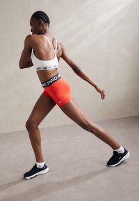 Nike Performance 365 SHORT - Leggings - light crimson/white