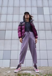 Nike Sportswear Pantaloni cargo - purple smoke