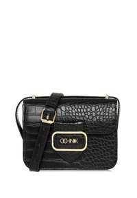 Czarna torebka skórzana z tłoczeniem w krokodylą skórę, z zapięciem w kolorze złotym i regulowanym paskiem. Prostokątny kształt z teksturowanym wykończeniem.