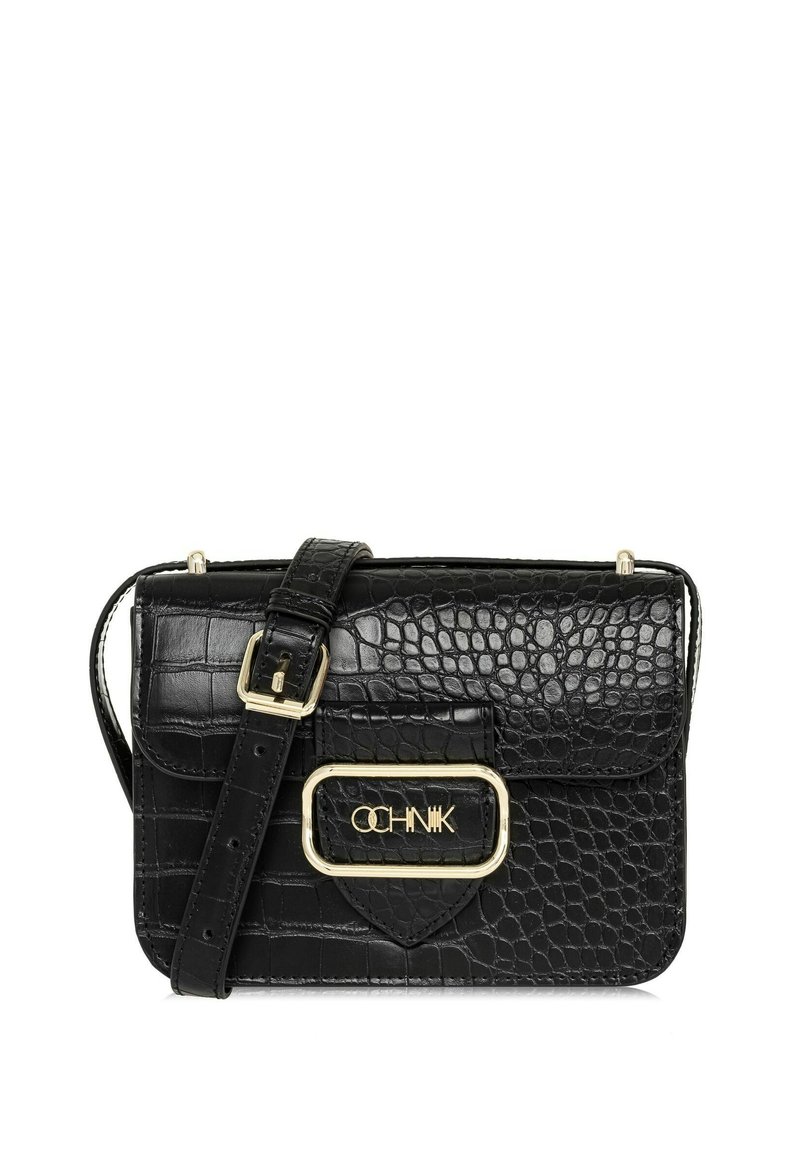 Czarna torebka skórzana z tłoczeniem w krokodylą skórę, z zapięciem w kolorze złotym i regulowanym paskiem. Prostokątny kształt z teksturowanym wykończeniem.