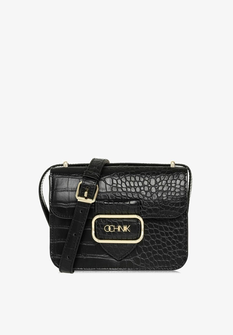 Czarna torebka skórzana z tłoczeniem w krokodylą skórę, z zapięciem w kolorze złotym i regulowanym paskiem. Prostokątny kształt z teksturowanym wykończeniem.