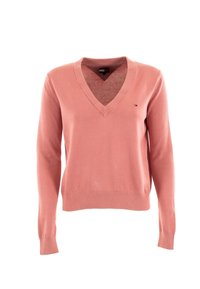 Maglione a maniche lunghe con scollo a V in morbido tessuto di maglia rosa chiaro. Presenta polsini e orlo a coste con un logo discreto sul lato sinistro del petto.