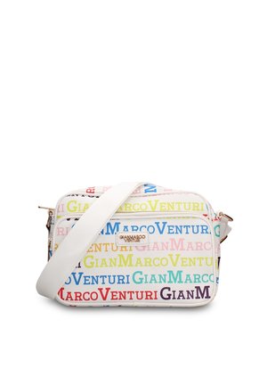 Witte crossbodytas met kleurrijk herhalend "GianMarcoVenturi" tekstpatroon en brede witte riem, voorvak met ritssluiting en merklogo-plaatje.