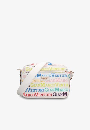 Witte crossbodytas met kleurrijk herhalend "GianMarcoVenturi" tekstpatroon en brede witte riem, voorvak met ritssluiting en merklogo-plaatje.