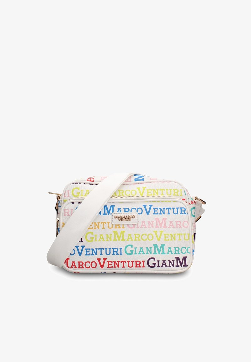 Weiße Umhängetasche mit buntem, wiederholtem "GianMarcoVenturi"-Schriftzugmuster und breitem weißen Riemen, vordere Reißverschlusstasche und Markenlogo-Plakette.