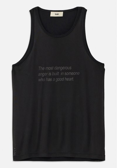 Svart tanktop laget av et glatt materiale har brede armhull og rund halsutskjæring. Tekst i lys grå angir et sitat på forsiden.
