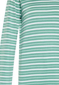 Top a maniche lunghe a righe verde e bianco, con strisce larghe e sottili alternate. Tessuto morbido e leggero con una texture a coste.