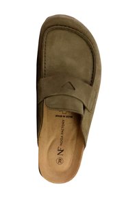 Grøn ruskinds slip-on sko med bred rem, rundet tå og struktureret indersål, med lille logo og størrelsesmarkeringer indvendigt.