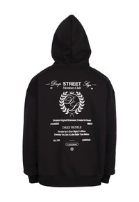 Czarna bluza z kapturem z białym nadrukiem na plecach, zawierająca logo, tekst oraz okrągły emblemat. Miękka tkanina, regularny krój.