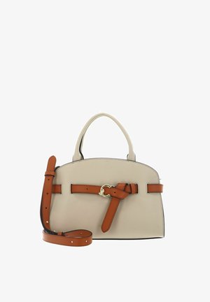 Beige håndtaske med afrundede top-håndtag og fastgjort justerbar brun læderrem med guldbeslag.
