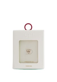 Złocone na stal nierdzewną kolczyki wkrętki z trzema przejrzystymi kamieniami szlachetnymi. Pakowane w białe pudełko z czerwonym pierścieniem do zawieszania.