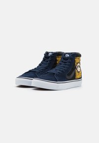 Baskets montantes bleu marine en daim avec des accents noirs. Semelle en caoutchouc blanc et design graphique coloré sur le côté. Système de lacets complet.