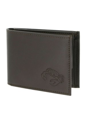 Portefeuille en cuir marron foncé pliable à deux volets avec bords cousus et petit motif de crabe embossé dans le coin avant.