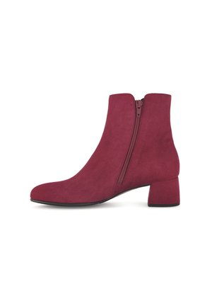 Bottes mi-mollet en suede bourgogne avec un bout arrondi, fermeture éclair sur le côté et un petit talon bloc. Texture lisse et design ajusté pour une apparence élégante.