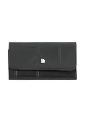 Portafoglio in pelle nera con una texture liscia, caratterizzato da un design a piega. Gli accenti notevoli includono cuciture sottili e un dettaglio con logo in metallo.