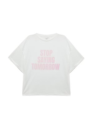 Witte oversized t-shirt met korte mouwen, voorzien van grote roze tekst die op de voorkant "STOP MET ZEGGEN MORGEN" zegt. Zachte stoftextuur.
