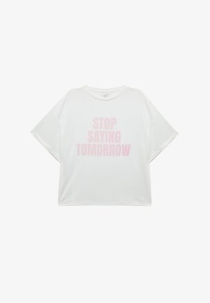 Witte oversized t-shirt met korte mouwen, voorzien van grote roze tekst die op de voorkant "STOP MET ZEGGEN MORGEN" zegt. Zachte stoftextuur.