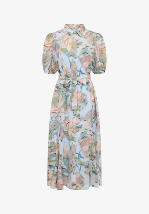 Midi-kjole med knapper foran, korte puffærmer, bindebånd i taljen og pastelblomstret print på lyseblåt stof.