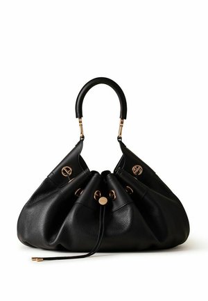 Sac à main en cuir noir avec un design froncé, œillets dorés, fermeture à cordon et poignée rembourrée sur fond blanc.