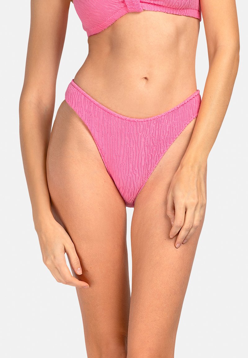 Różowe majtki bikini z teksturowanej tkaniny, z wysokim krojem po bokach i bezszwową talią. Posiadają falisty wzór w całym zakresie.