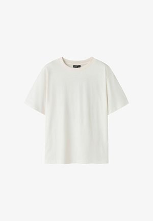 Enkelt hvid kortærmet t-shirt med rund hals og løs pasform, vist mod en hvid baggrund.