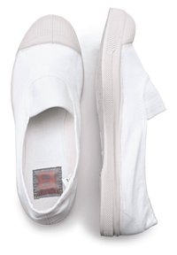 Chaussures blanches à enfiler en toile avec embouts en caoutchouc et semelles texturées. Caractéristiques : design minimaliste, accents élastiques sur les côtés et patch logo.