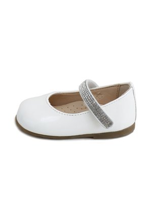 Zapato Mary Jane blanco para bebé, con una correa plateada brillante y suela marrón, mostrado de lado sobre un fondo blanco.