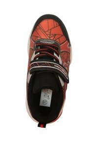 Zapatilla deportiva roja y negra con un patrón geométrico, que presenta una parte superior de malla, cordones y una correa de Velcro. Etiqueta de tamaño visible en el interior.
