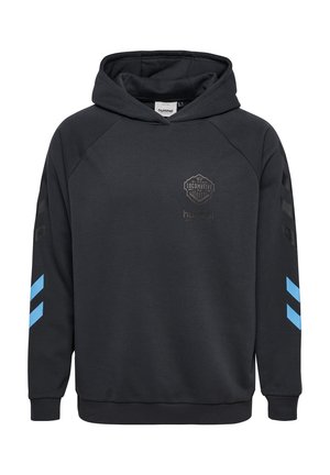 Sweat-shirt à capuche noir avec des manches raglan, comportant un logo sur la poitrine et des accents en chevrons bleus sur les manches. Tissu doux et texturé.