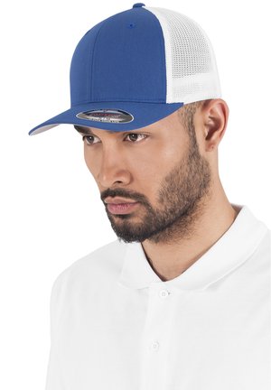 Kék baseball sapka egységes elülső résszel és fehér hálós hátsó résszel. Hajlított karimával és felirattal rendelkezik az elején. Egy fehér pólót viselő modellen látható.