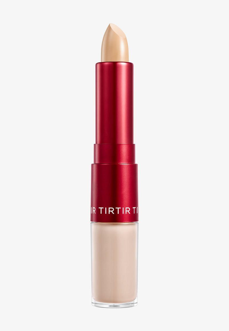 Lippenstift mit einer cremigen beigefarbigen Hülse, eingekapselt in einem roten Metall-Rohr. Durchsichtiger Boden zeigt das Innere des Produkts. Schlankes, zylindrisches Design.