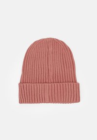 Căciulă tricotată cu model în relief, de culoare roz pal, având un tiv pliat la bază. Fabricată dintr-un material cald și texturat pentru confort și ajustare.