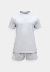 Ανοιχτό γκρι βαμβακερό μπλουζάκι με στρογγυλή λαιμόκοψη και κεντημένο λογότυπο, σε συνδυασμό με ανοιχτό γκρι ριγέ βερμούδα από ελαφρύ ύφασμα.