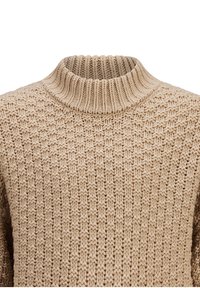 Beige gestrickter Pullover mit hohem geripptem Kragen, strukturiertem Muster und lockerer Passform. Der Stoff hat ein grobmaschiges, weiches Aussehen.