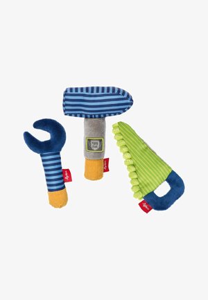 Trois outils en peluche : un marteau rayé bleu, une clé à molette bleue et orange, et une scie rayée verte avec des pompons. Texture de tissu doux.