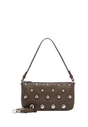 Braune Leder-Umhängetasche mit silbernen runden Nieten und abnehmbarem Trageriemen, Reißverschluss und kurzem Griff.