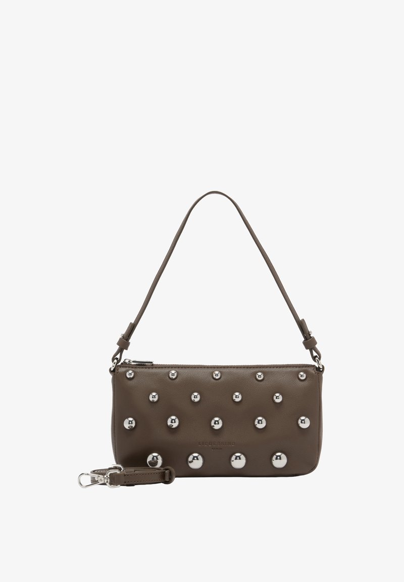 Sac d'épaule en cuir marron avec clous ronds argentés, bandoulière amovible, fermeture éclair et poignée courte.