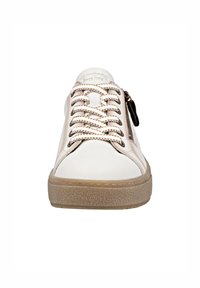 Sneaker in pelle bianca con suola beige testurizzata, dettagli metallici nei lacci, zip laterale e punta rinforzata. Finitura liscia e dettagli di cucitura tono su tono.