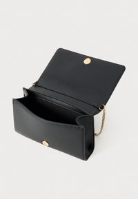 Borsa a mano rettangolare nera realizzata in pelle testurizzata; presenta una chiusura a scatto dorata e una tracolla a catena; l'interno è non foderato e dotato di un unico scomparto.