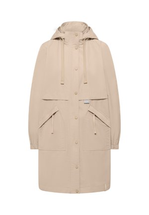 Imperméable long beige avec capuche, boutons-pression à l'avant, deux grandes poches obliques avec rabats, et cordons réglables sur la capuche et les poches.