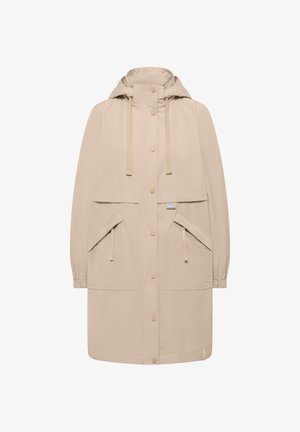 Imperméable long beige avec capuche, boutons-pression à l'avant, deux grandes poches obliques avec rabats, et cordons réglables sur la capuche et les poches.