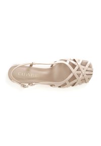 Sandalo beige con cinturini e punta aperta, caratterizzato da cinturini incrociati e una superficie liscia. Dettaglio del logo dorato visibile sulla soletta.