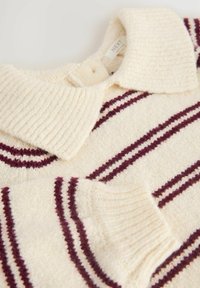 Cremefarvet strikket sweater med ribbet krave og manchetter, der har dybe burgunderfarvede vandrette striber og et struktureret stof.