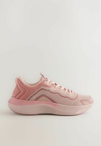 Baskets de sport roses avec une tige en maille, des détails texturés et une semelle épaisse de couleur rose clair. Présente un design à lacets et un col rembourré.