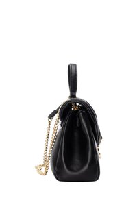 Borsa a mano in pelle nera con forma arrotondata, dotata di manico superiore e tracolla in catena dorata. Texture liscia con design pieghevole.