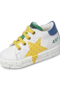 Sneaker bianche con grafiche a stella gialla, lacci gialli, accenti verdi e blu, suola testurizzata con macchie e dettagli perforati.